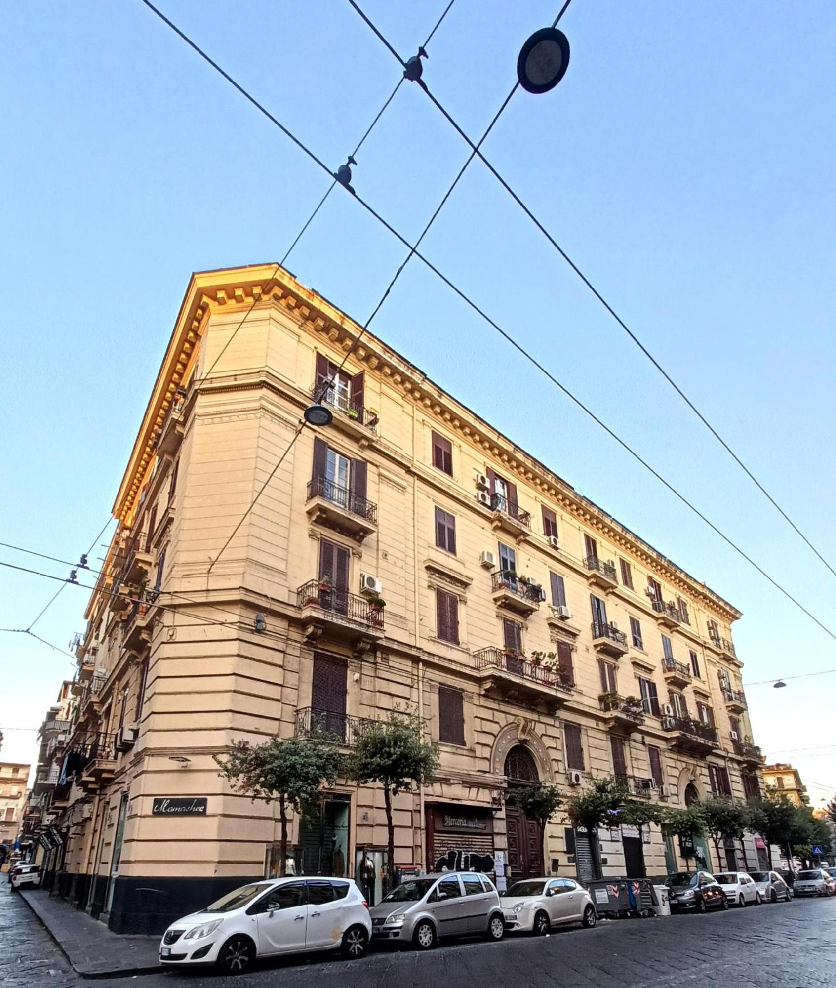 Domus-historic Center-central Station Apartment Naples