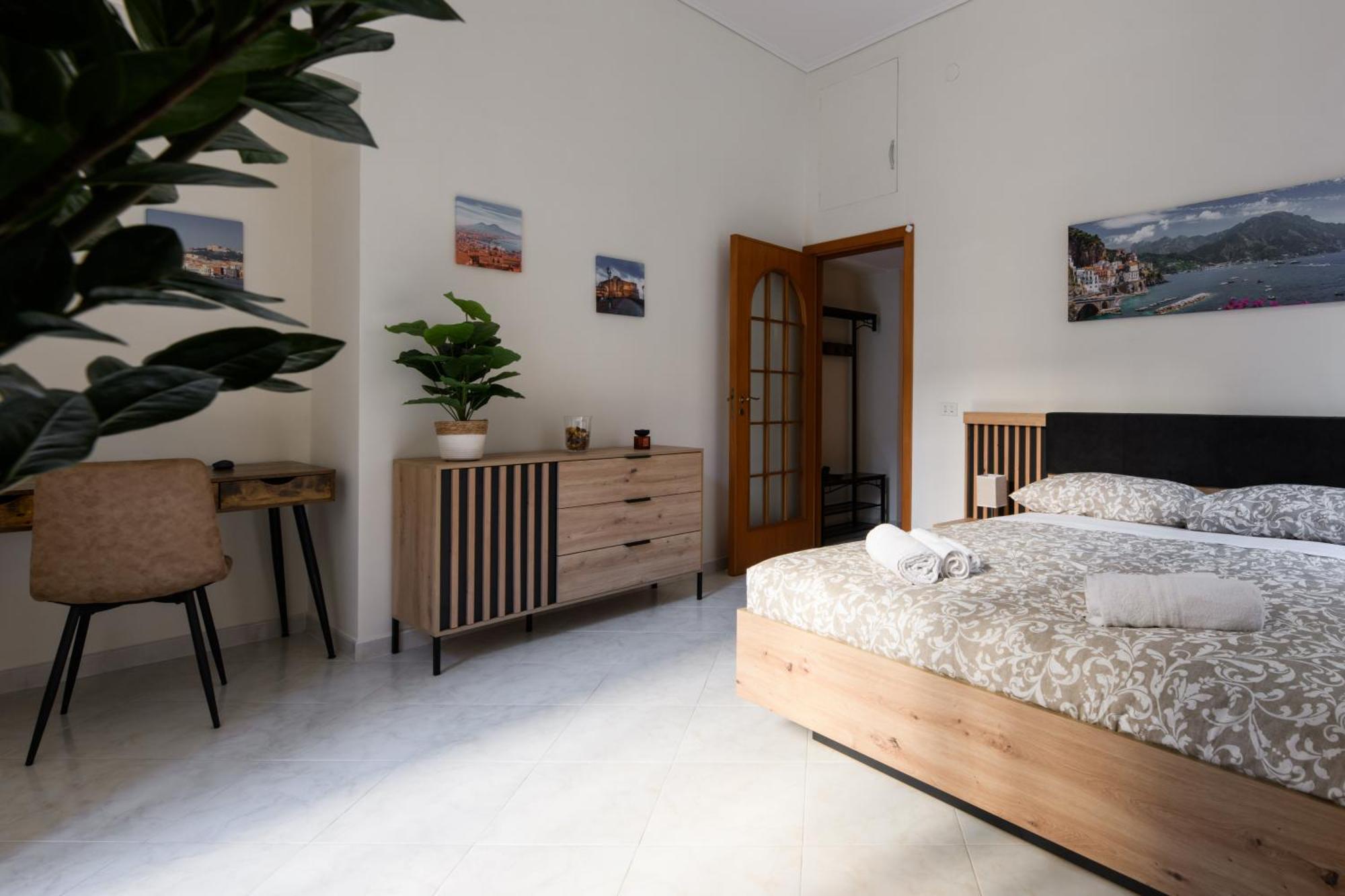 Domus-historic Center-central Station Apartment Naples