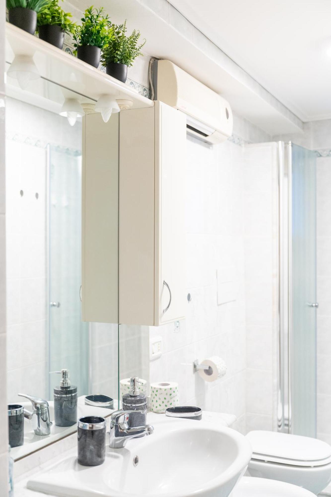 Domus-historic Center-central Station Apartment Naples