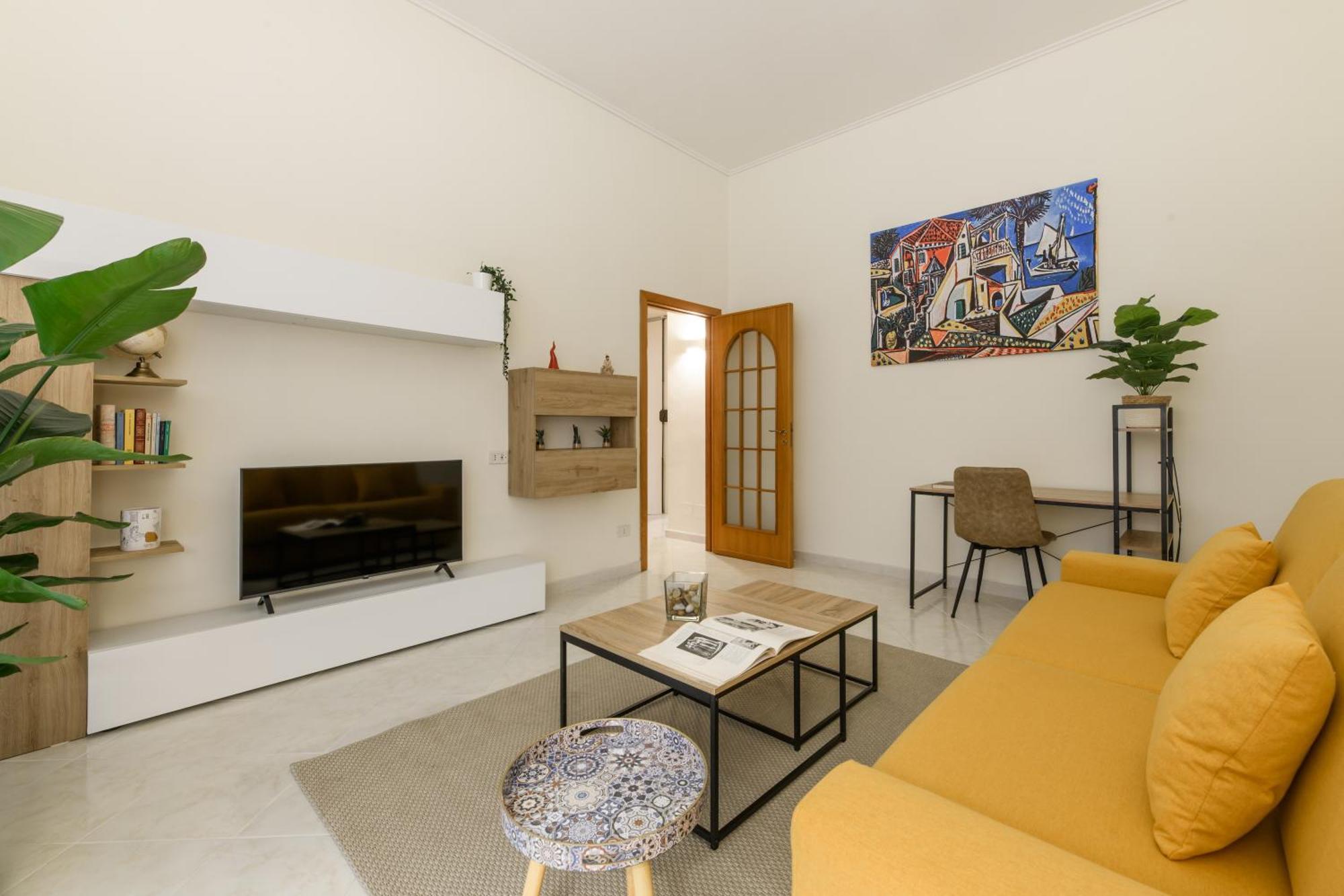 Domus-historic Center-central Station Apartment *